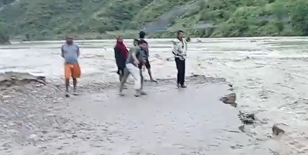 बीपी राजमार्गको बर्खे खोला-धुलिखेल खण्डमा १६ स्थानमा सडक क्षति (विवरणसहित)