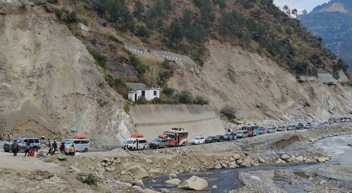 बीपी राजमार्गका ‘वासआउट’ प्रभावित खण्डमा डाइभर्सन मर्मत सुरु