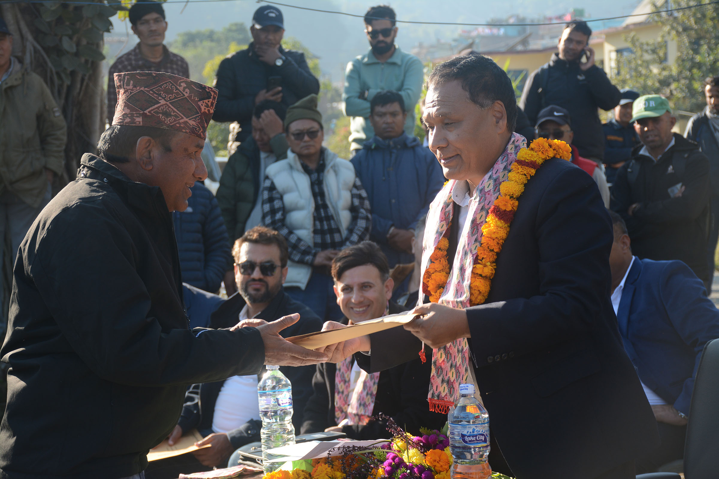 मन्त्री कुलमान घिसिङलाई स्थानीयको गुनासो सुन्न भ्याइनभ्याइ, अलपत्र आयोजना अघि बढाउने प्रतिबद्धता